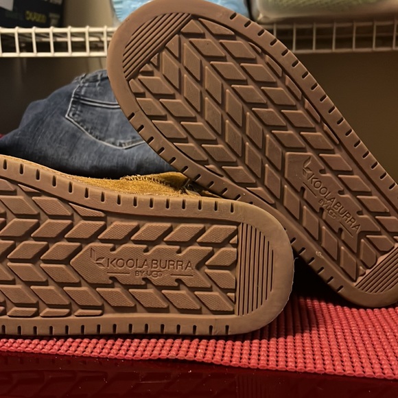 Gently used UGG Koolaburra Girls Boots size 3 or 5 - Picture 7 of 10